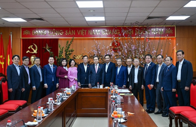 Chủ tịch Quốc hội Trần Thanh Mẫn với Thường trực Ủy ban Quốc phòng, An ninh và Đối ngoại. (Ảnh: DUY LINH)