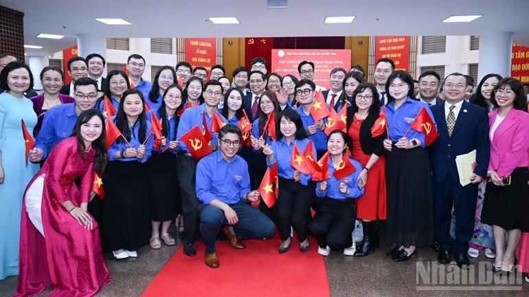 Thủ tướng Phạm Minh Chính với các đại biểu trẻ tham dự buổi làm việc. (Ảnh: TRẦN HẢI)