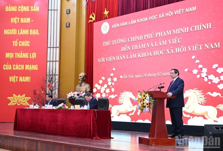 Thủ tướng Phạm Minh Chính cho ý kiến chỉ đạo về phương hướng phát triển của Viện Hàn lâm Khoa học xã hội Việt Nam thời gian tới. (Ảnh: TRẦN HẢI)