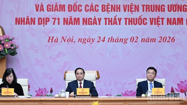 Thủ tướng Phạm Minh Chính mong muốn ngành Y tế coi trọng công tác chăm sóc sức khỏe và bảo vệ tính mạng của nhân dân lên trên hết, trước hết. (Ảnh: TRẦN HẢI)