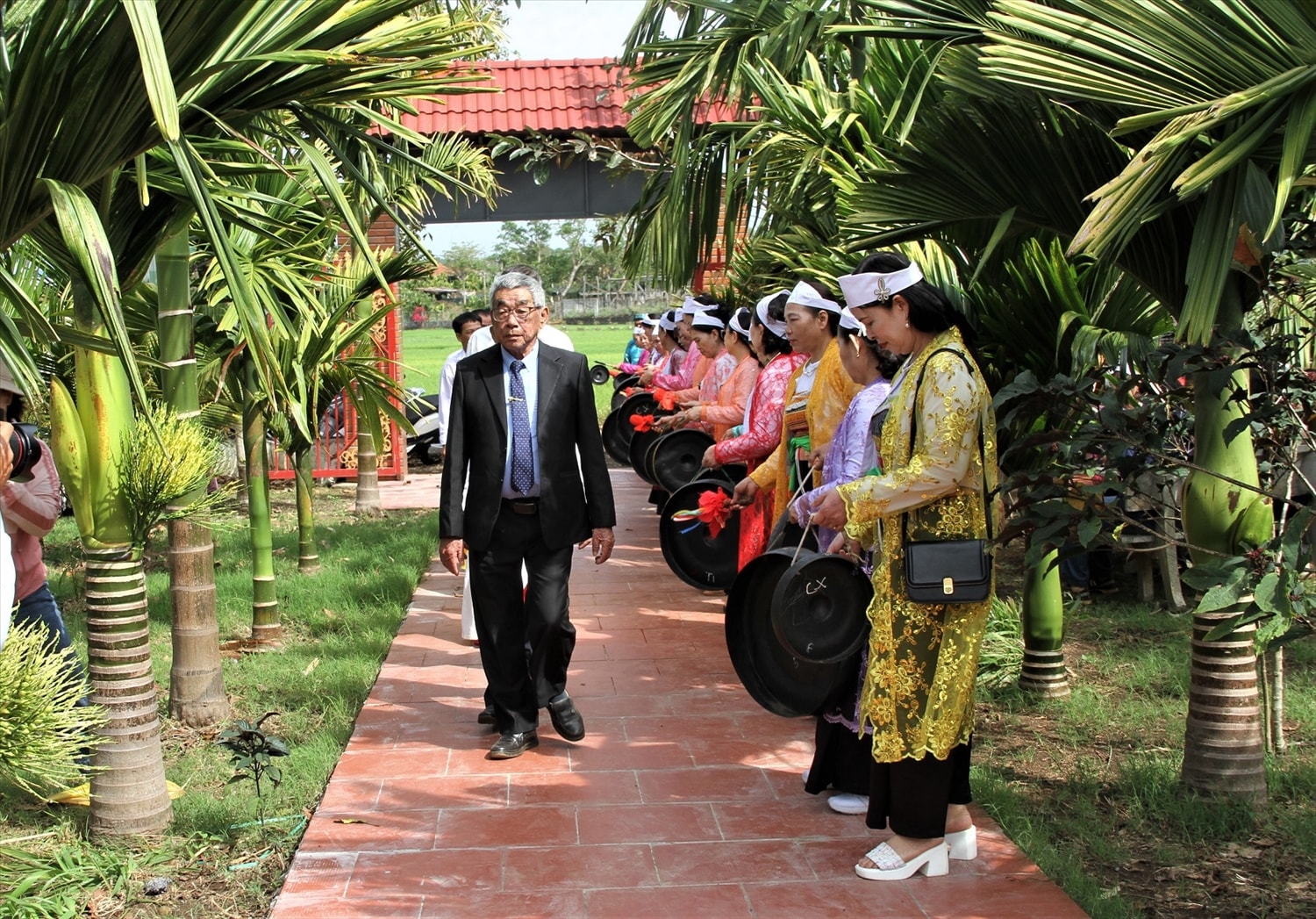 Các đội chiêng đón khách đến dự lễ