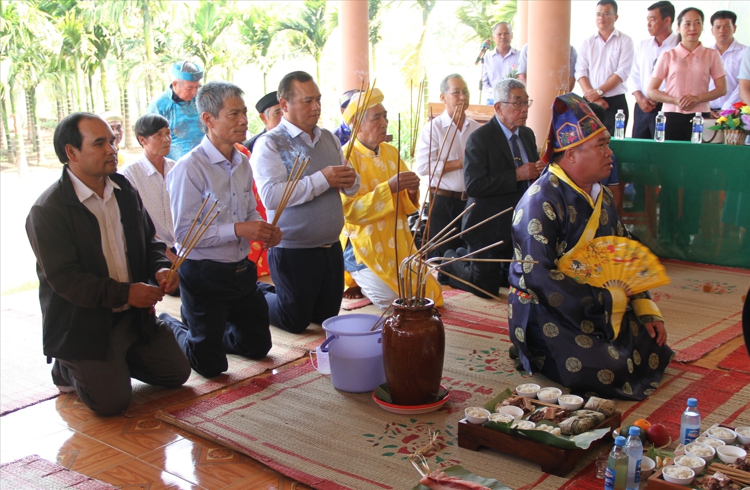 Đại biểu, người dân dâng hương
