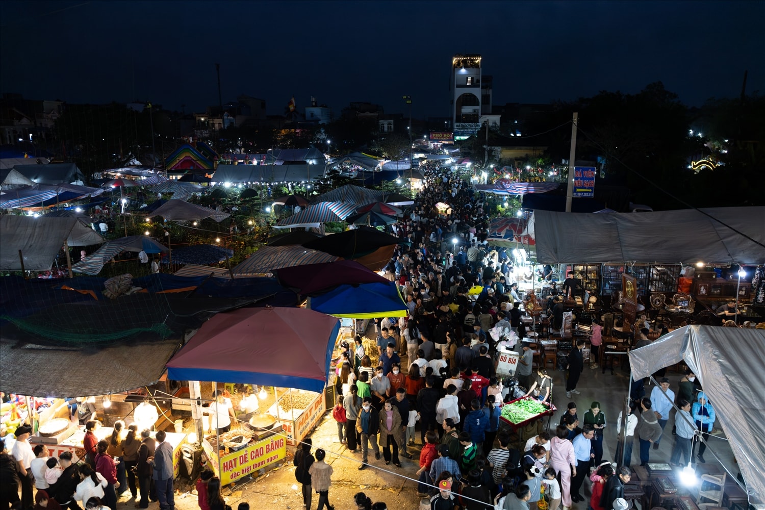 Biển người chen chân về dự chợ Viềng tại xã Nam Trực, tỉnh Ninh Bình (trước đây là Thị trấn Nam Giang, huyện Nam Trực, tỉnh Nam Định cũ) trong đêm mùng 7 rạng sáng mùng 8 tháng Giêng năm Bính Ngọ 
