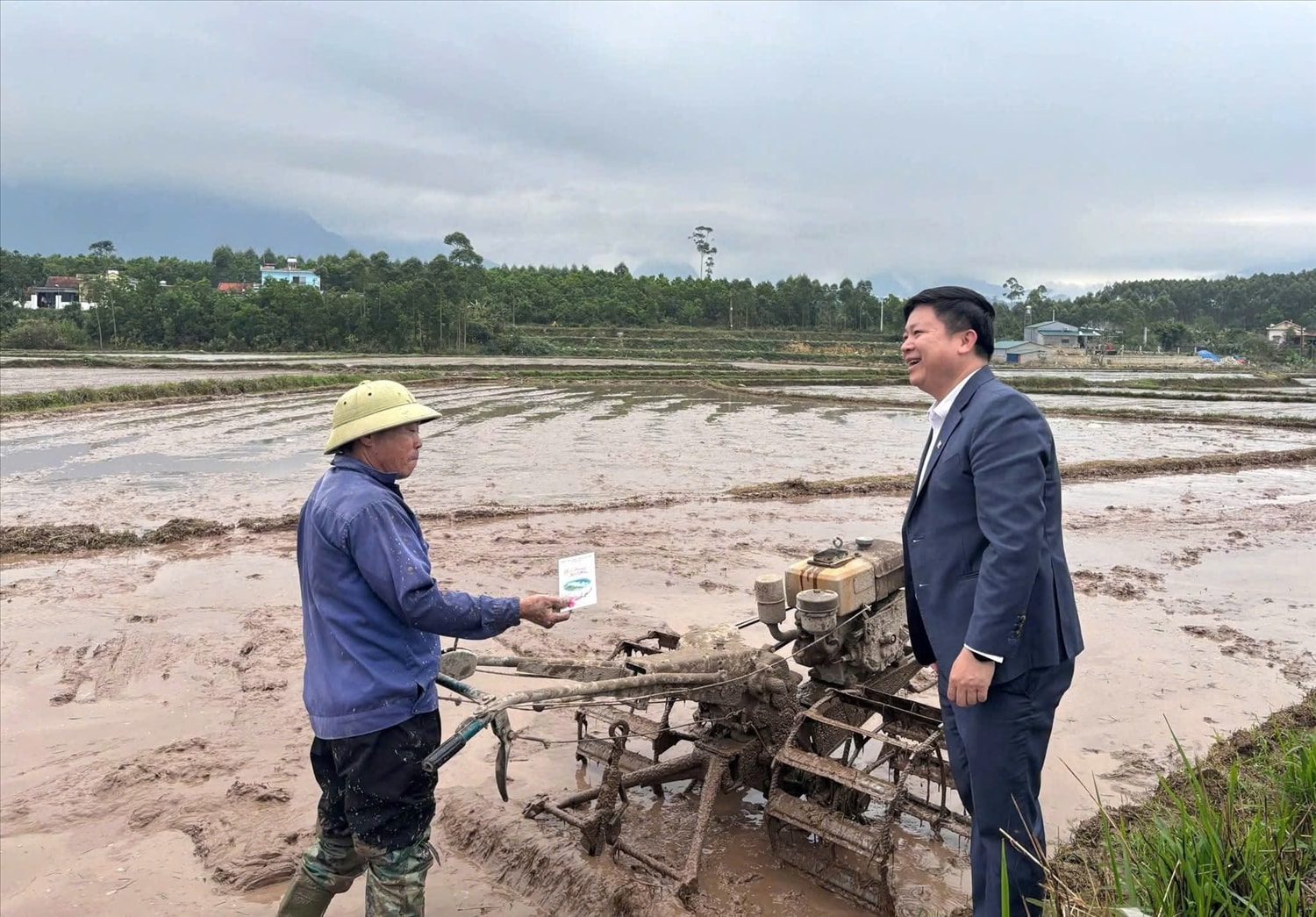 Bí thư xã vùng cao Quảng Tân xuống thăm hỏi, động viên bà con xuống đồng sản xuất vụ Xuân 2026