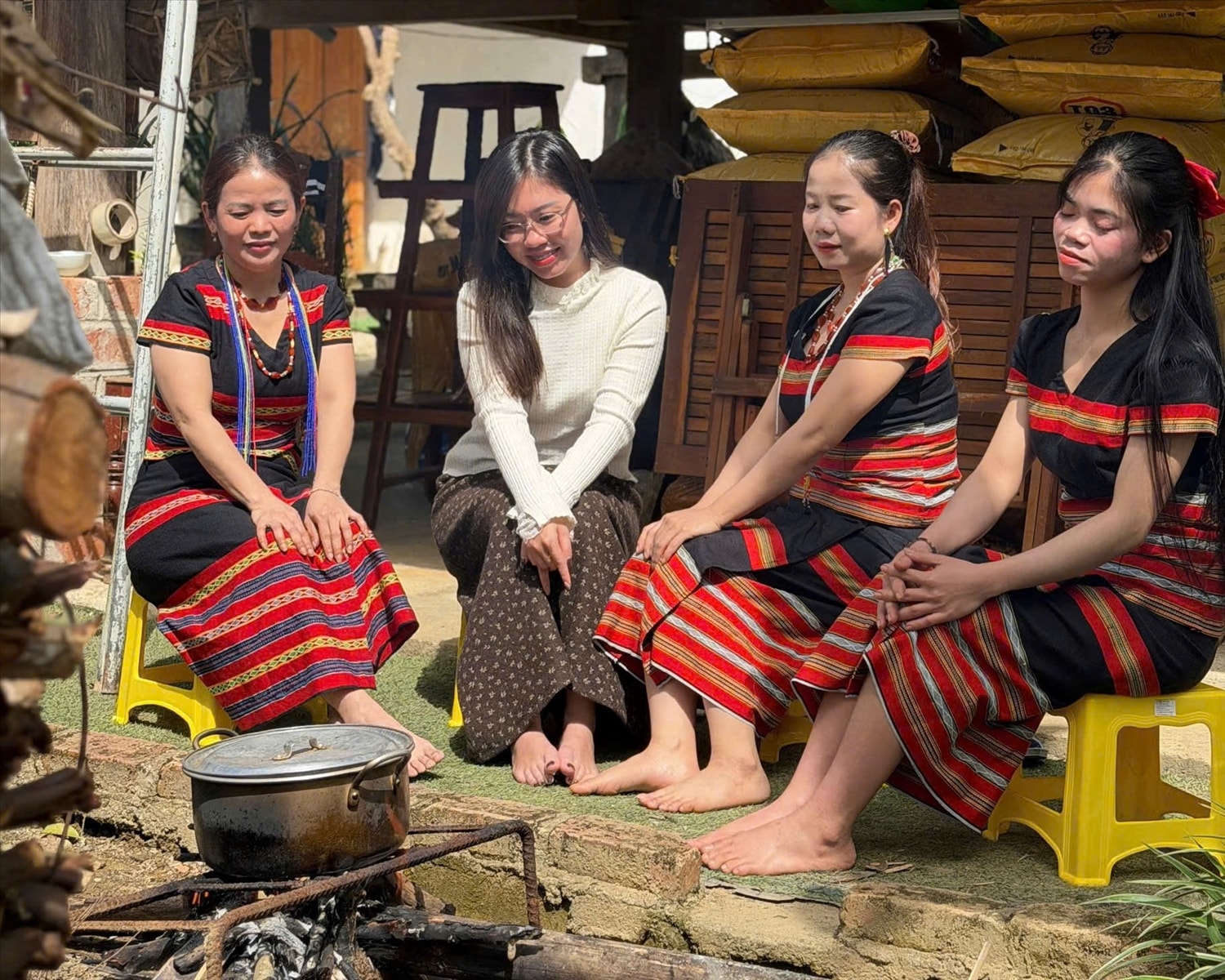 Luộc bánh (Ảnh: Phạm Tiến)