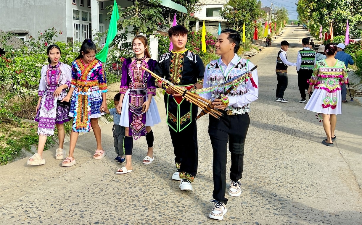Thế hệ trẻ người Mông ở Ya Hội vẫn luôn ý thức giữ gìn nét đẹp văn hoá truyền thống của dân tộc mình. (Ảnh N.T)