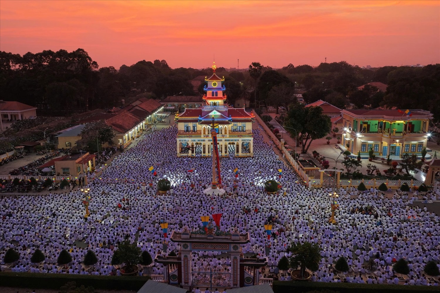 'Biển người' tại khu vực Nội ô Tòa Thánh Tây Ninh 