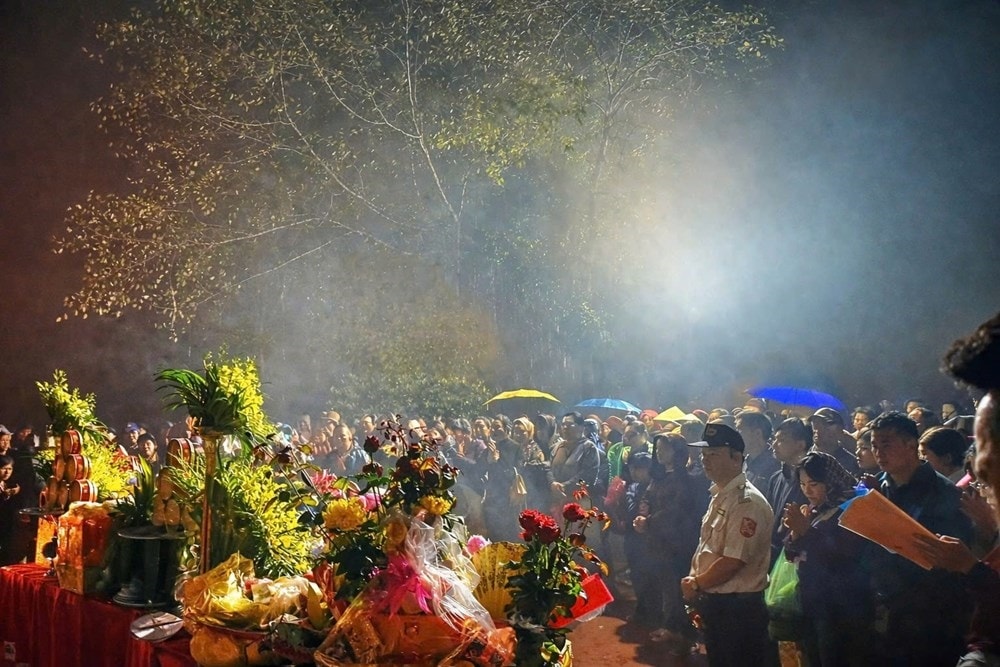 Sáng sớm ngày mùng 9 tháng Giêng, đông đảo du khách hành hương về Am Tiên dự lễ khai hội và nghi lễ mở cổng trời 