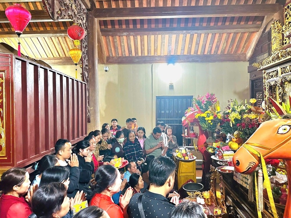 Người dân và du khách thành kính dâng hương tại khu vực đền chính Khu di tích lịch sử quốc gia đền Nưa - Am Tiên trong ngày khai hội