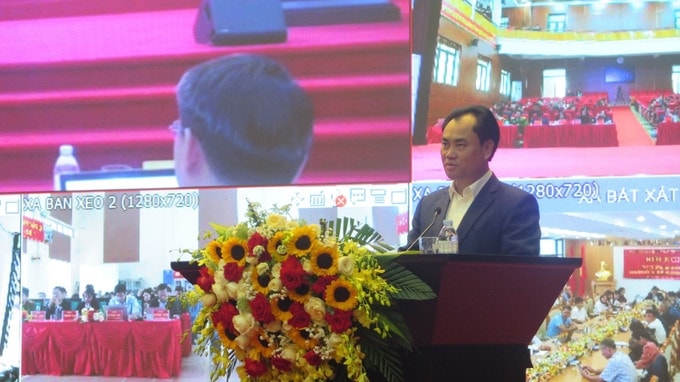 Bí thư tỉnh ủy Lào Cai Trịnh Việt Hùng, một trong năm ứng cử viên trình bày chương trình hành động của mình trước cử tri (Ảnh Trọng Bảo)