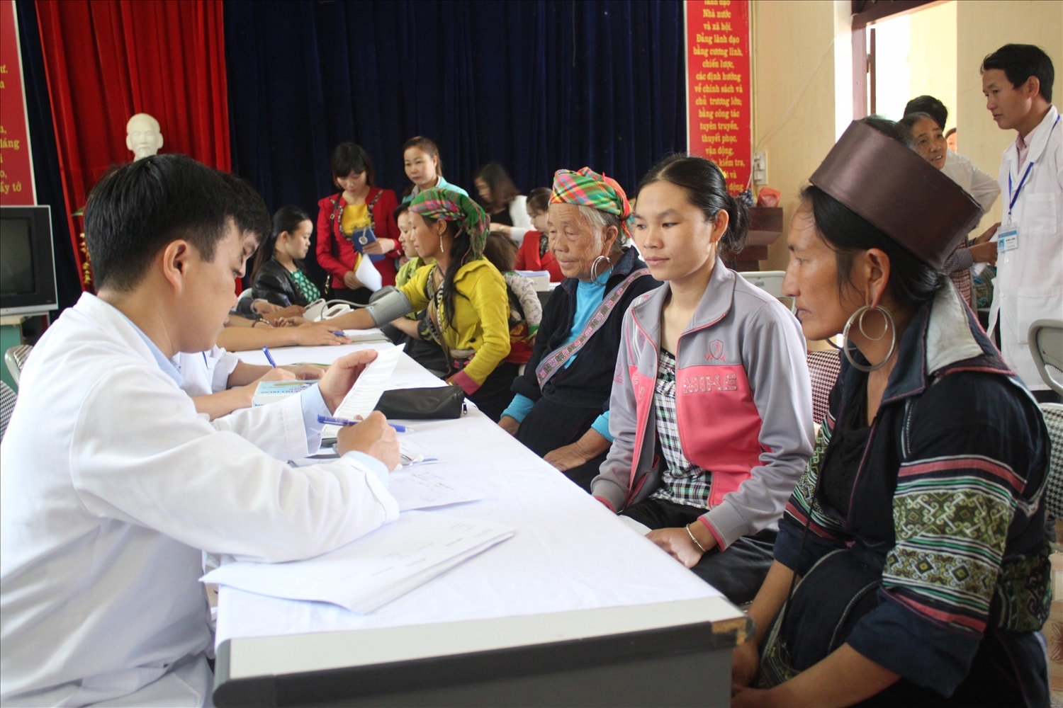 Công tác chăm sóc sức khỏe ban đầu cho Nhân dân các dân tộc vùng sâu, vùng xa được chú trọng (Ảnh Trọng Bảo)