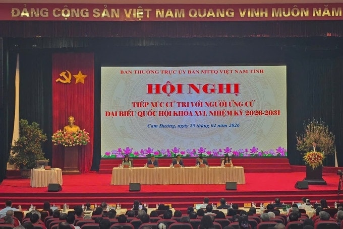 Hội nghị tiếp xúc cử tri được tổ chức kết hợp trực tiếp và trực tuyến (Ảnh Trọng Bảo)