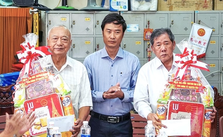 Phó Giám đốc Sở Dân tộc và Tôn giáo tỉnh Cà Mau Lương Văn Pho trao quà chúc Tết Nguyên tiêu đến đại diện Ban Trị sự Miếu Bà Thiên Hậu và Miếu Minh Nguyệt Cư sĩ Lâm. (Ảnh: Trần Chuyển)