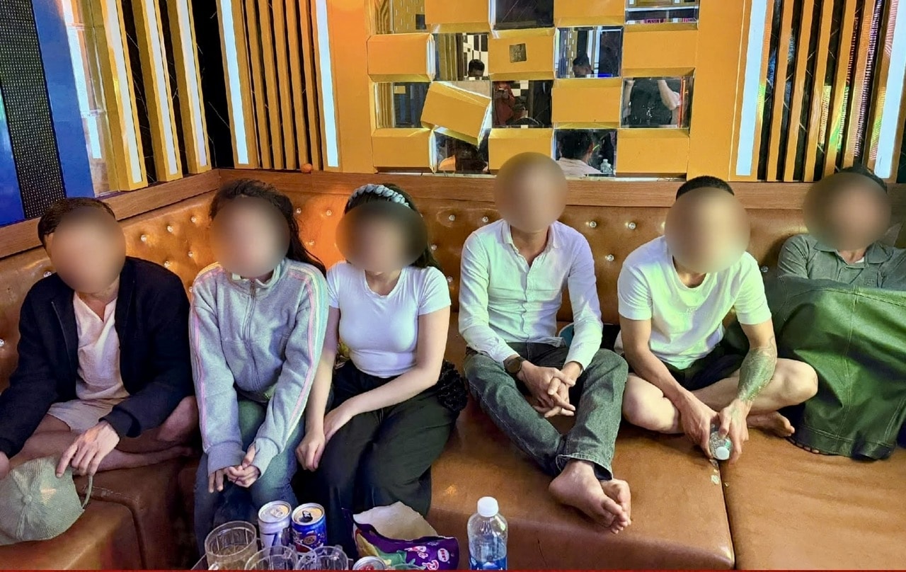 Nhóm người dương tính với ma tuý tại quán karaoke. (Ảnh Công an cung cấp)