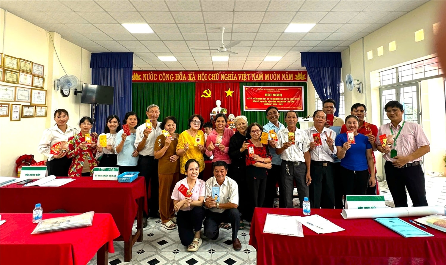 Cán bộ Ngân hàng CSXH lì xì đầu năm mới với cán bộ hội đoàn thể nhận ủy thác, Tổ trưởng Tổ tiết kiệm và vay vốn tại Điểm giao dịch Tân Triều, phường Tân Triều, tỉnh Đồng Nai
