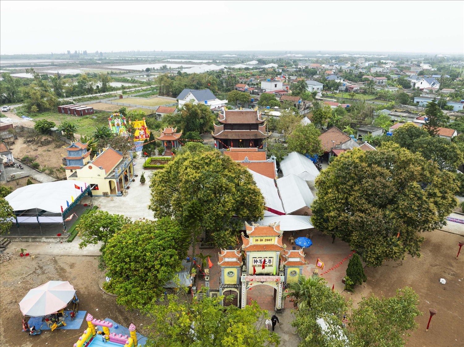 Đền Hét tọa lạc tại xã Thái Ninh, tỉnh Hưng Yên (trước đây thuộc xã Thái Thượng, huyện Thái Thụy, tỉnh Thái Bình cũ). Đây là ngôi đền linh thiêng thờ phụng Phạm Ngũ Lão, vị danh tướng kiệt xuất, văn võ song toàn thời vua Trần Nhân Tông. Lịch sử ghi nhận ông là người giỏi phép dụng binh, chỉ huy đạo quân đánh giặc trăm trận trăm thắng, góp phần to lớn bảo vệ sự bền vững của vương triều nhà Trần suốt 175 năm.