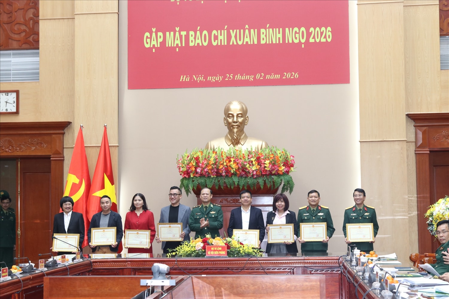 Trung tướng Nguyễn Anh Tuấn, Bí thư Đảng ủy, Chính ủy BĐBP trao Bằng khen cho các tập thể vì đã có thành tích xuất sắc trong công tác tuyên truyền về biên giới và Bộ đội Biên phòng năm 2025