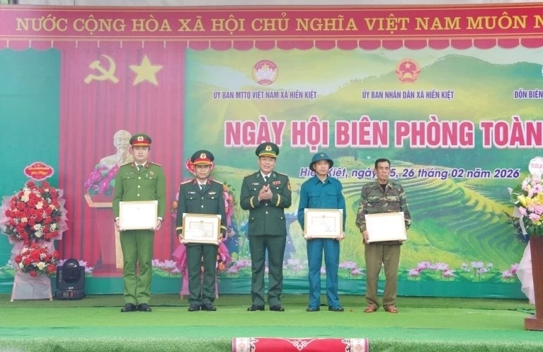 Đại tá Hoàng Văn, Chính ủy Ban Chỉ huy BĐBP tỉnh Thanh Hóa trao Giấy khen cho các cá nhân có thành tích xuất sắc trong thực hiện “Ngày Biên phòng toàn dân” năm 2025.
