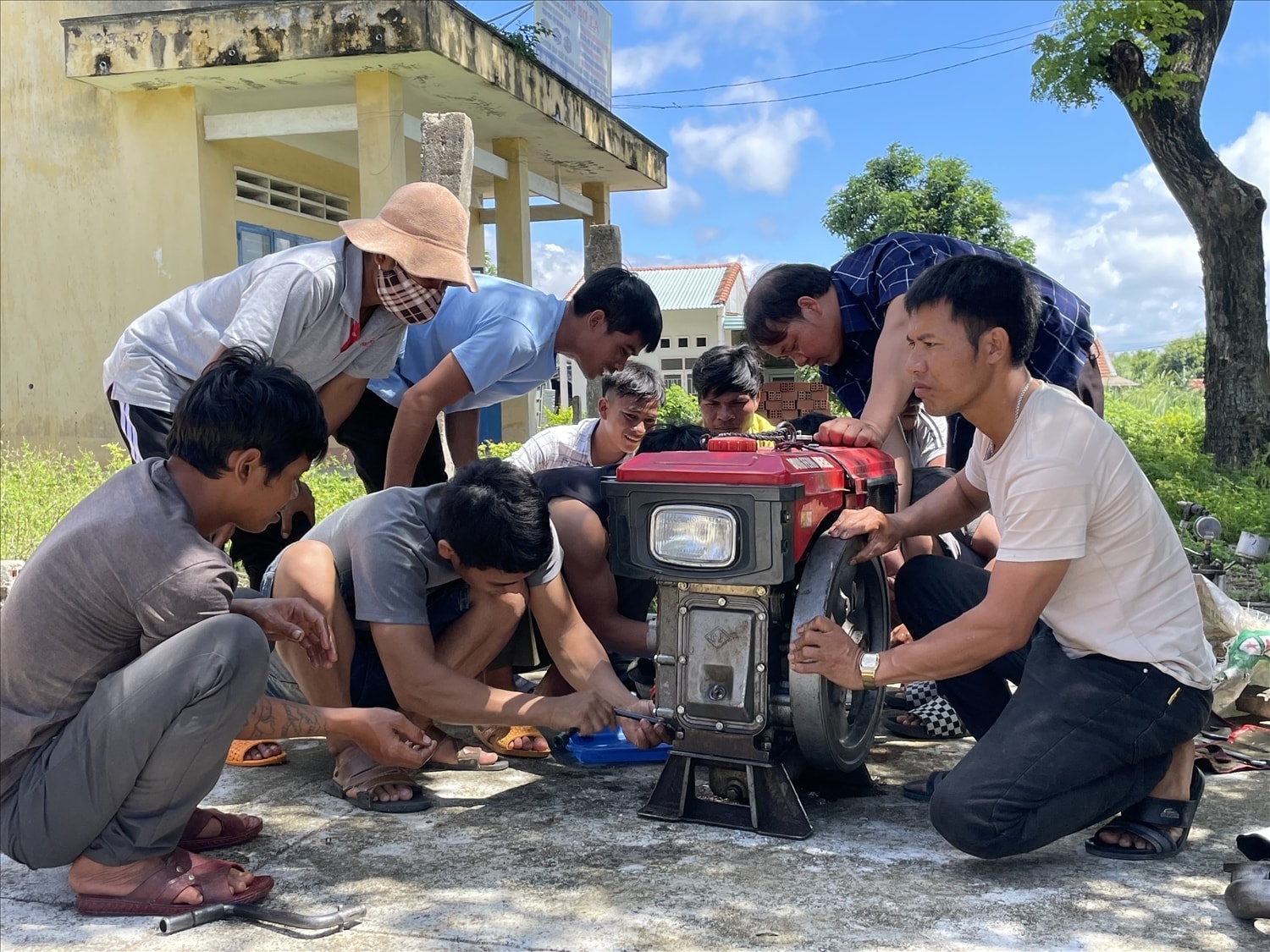 Các học viên của lớp sửa chữa máy cày công suất nhỏ ở thôn 3, xã Kông Pla, tỉnh Gia Lai thực hành sửa chữa trực tiếp trên máy (Ảnh: Ngọc Thu)