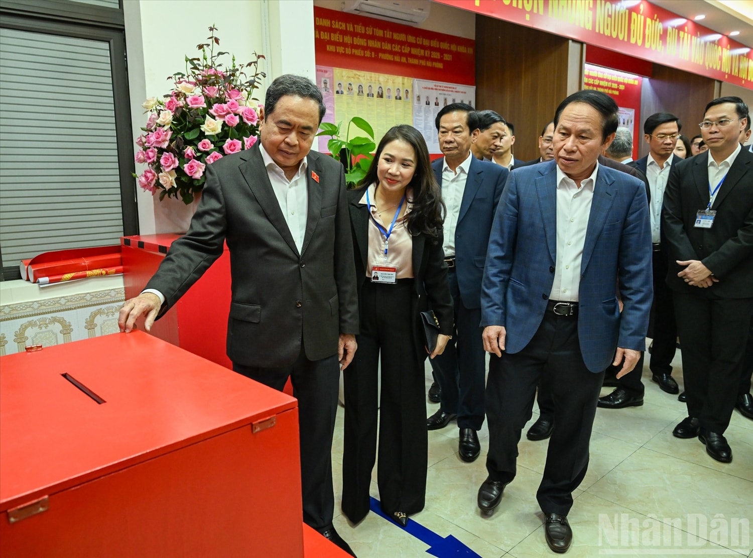 Chủ tịch Quốc hội Trần Thanh Mẫn, Chủ tịch Hội đồng Bầu cử Quốc gia kiểm tra công tác bầu cử tại phường Hải An, thành phố Hải Phòng. (Ảnh: DUY LINH)