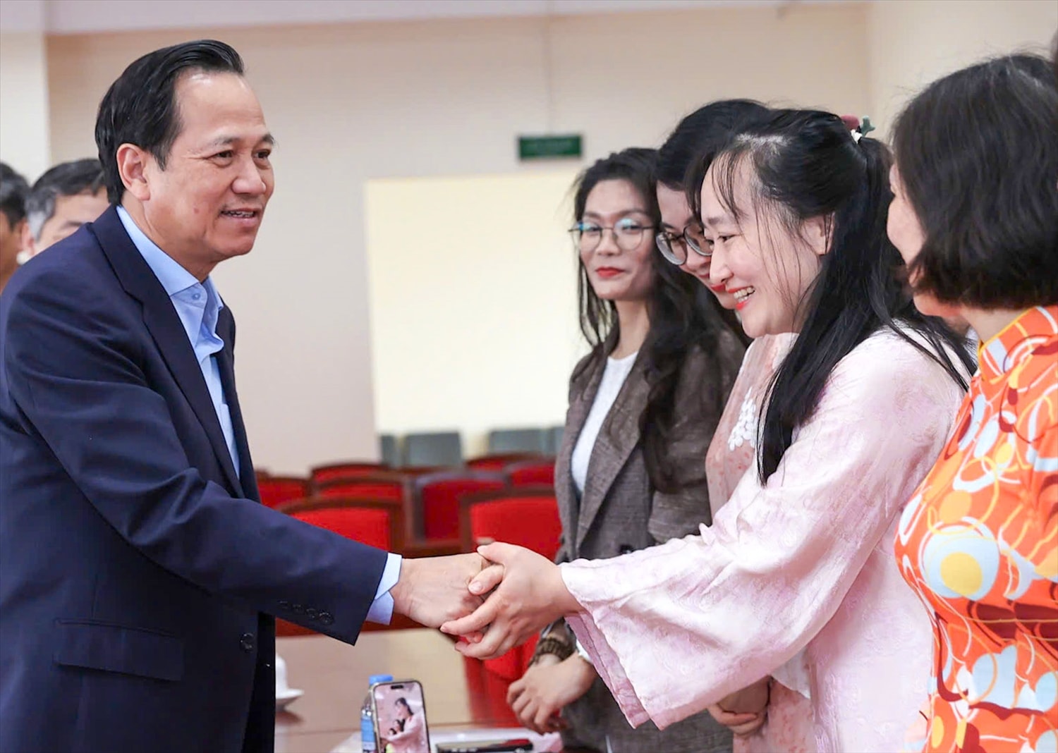 Bộ trưởng Đào Ngọc Dung thăm hỏi, động viên cán bộ viên chức Học viện Dân tộc. 