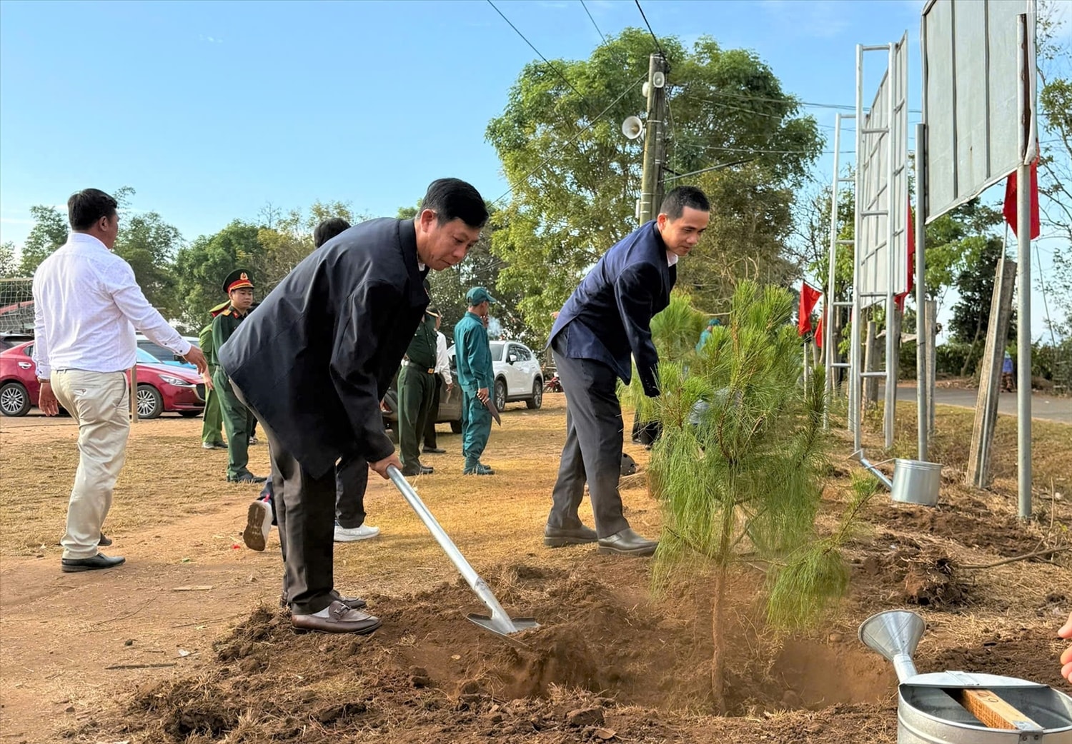 Lãnh đạo xã Sa Bình trồng cây xanh tạo cảnh quan khuôn viên nhà rông thôn Đăk Wơk Yốp 