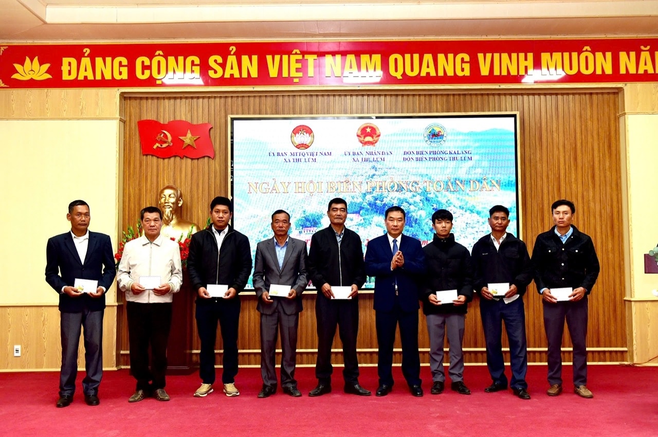 Lãnh đạo Ủy ban MTTQ Việt Nam tỉnh Lai Châu trao quà tặng Người có uy tín xã Thu Lũm