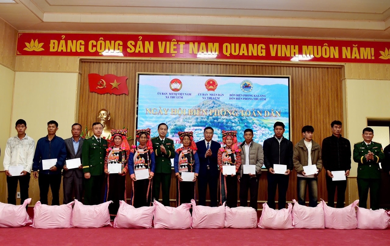 Ban tổ chức trao quà tặng gia đình chính sách
