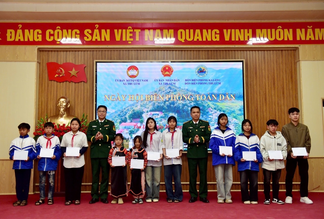 Ban Chỉ huy Bộ đội Biên phòng tỉnh Lai Châu tặng quà học sinh thuộc Chương trình “Nâng bước em tới trường-Con nuôi Đồn Biên phòng” và Dự án “Cán bộ, chiến sĩ Quân đội nâng bước em tới trường”