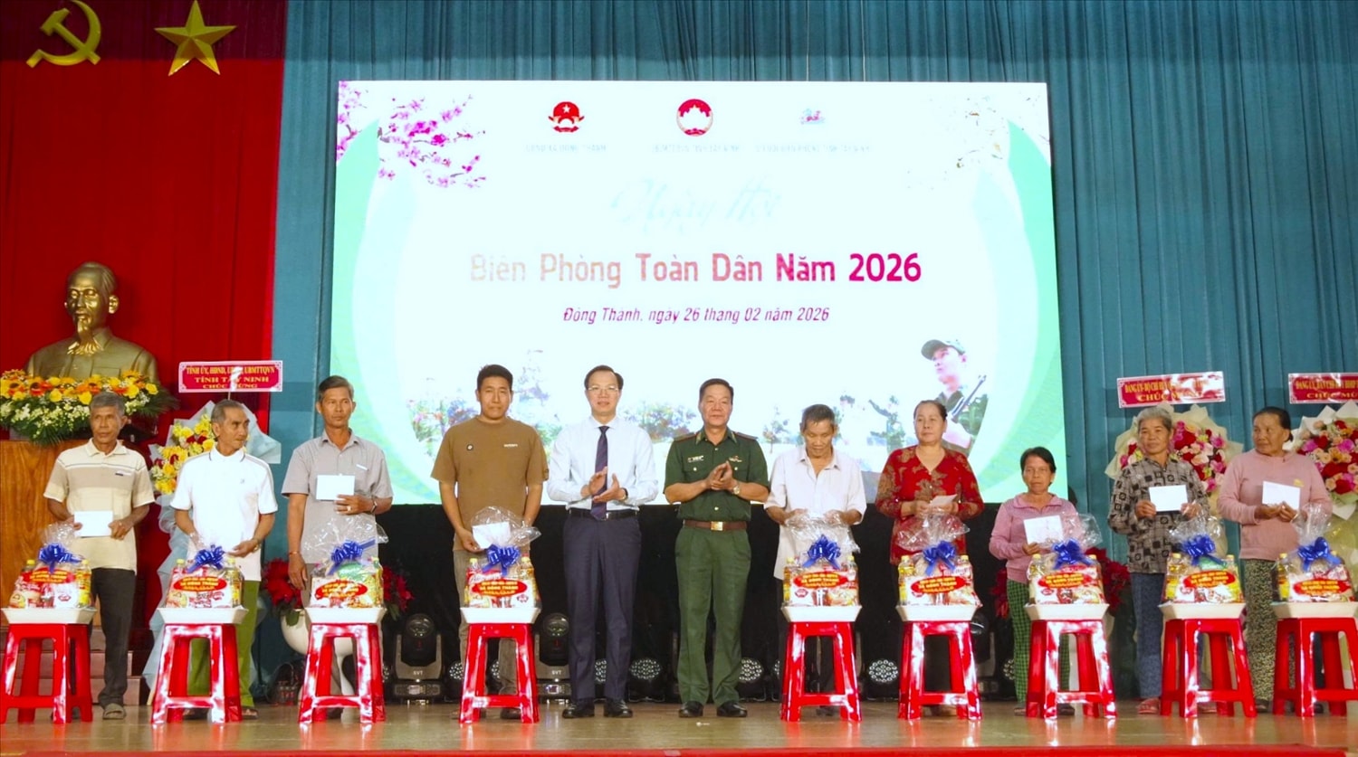 Thiếu tướng Văn Ngọc Quế và Phó Chủ tịch UBND tỉnh Tây Ninh Đoàn Trung Kiên trao quà cho các hộ dân. (Ảnh: TĐ)