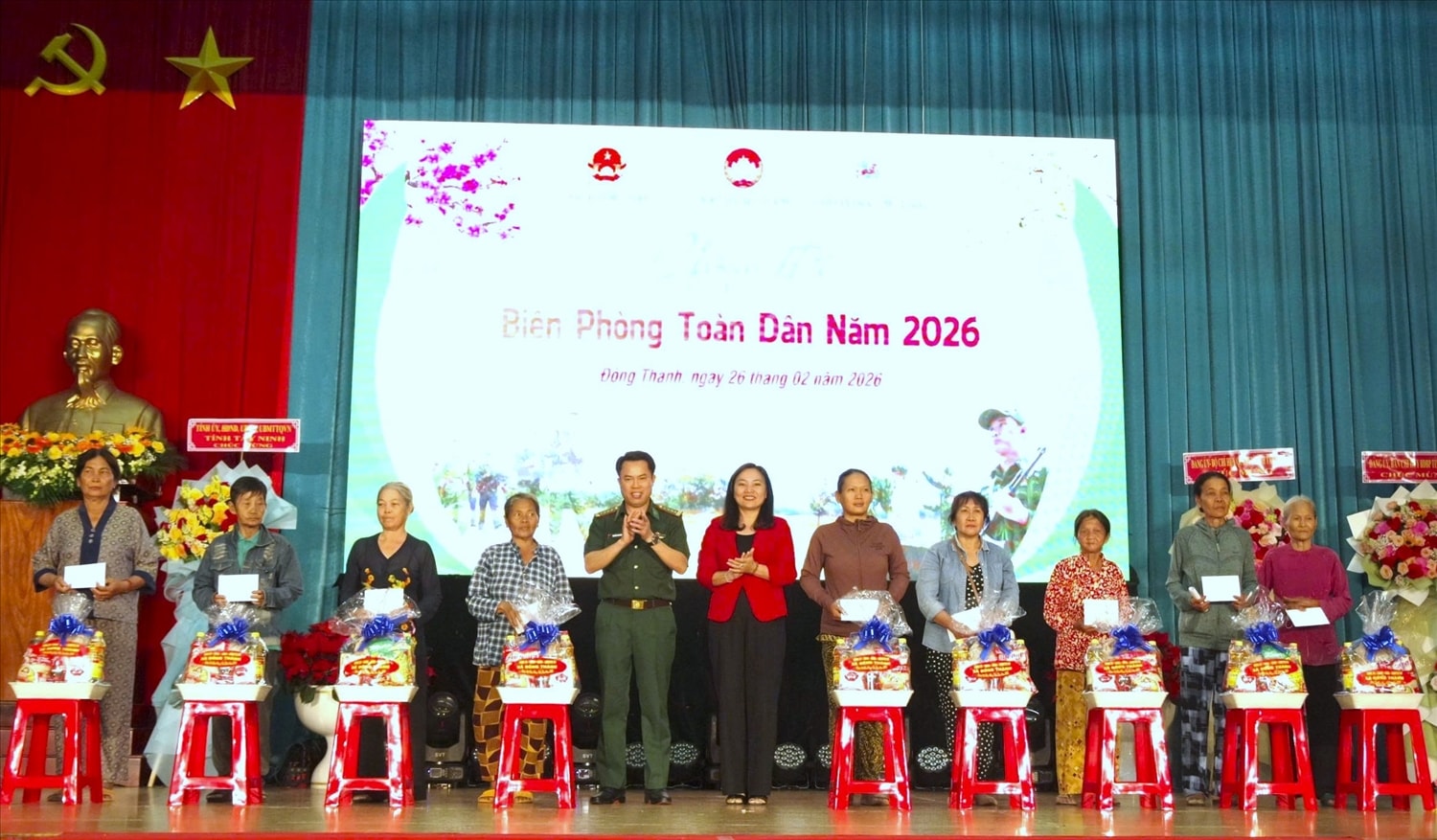 Đại tá Nguyễn Văn Giáp, Chỉ huy trưởng Bộ đội Biên phòng tỉnh Tây Ninh và lãnh đạo Ủy ban MTTQVN tỉnh Tây Ninh trao quà cho các hộ dân. (Ảnh: LK)