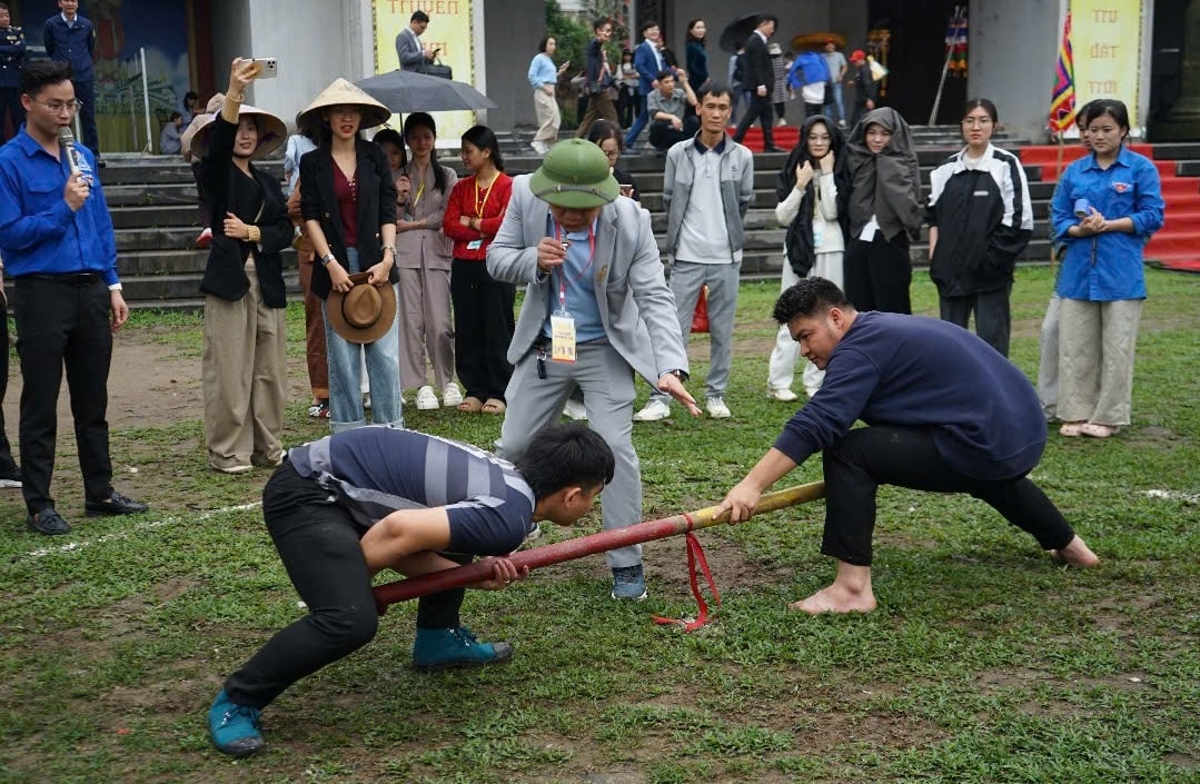 Nhiều trò chơi dân gian thu hút người dân, khách du lịch tham gia hưởng ứng. (Ảnh: Mỹ Dung)