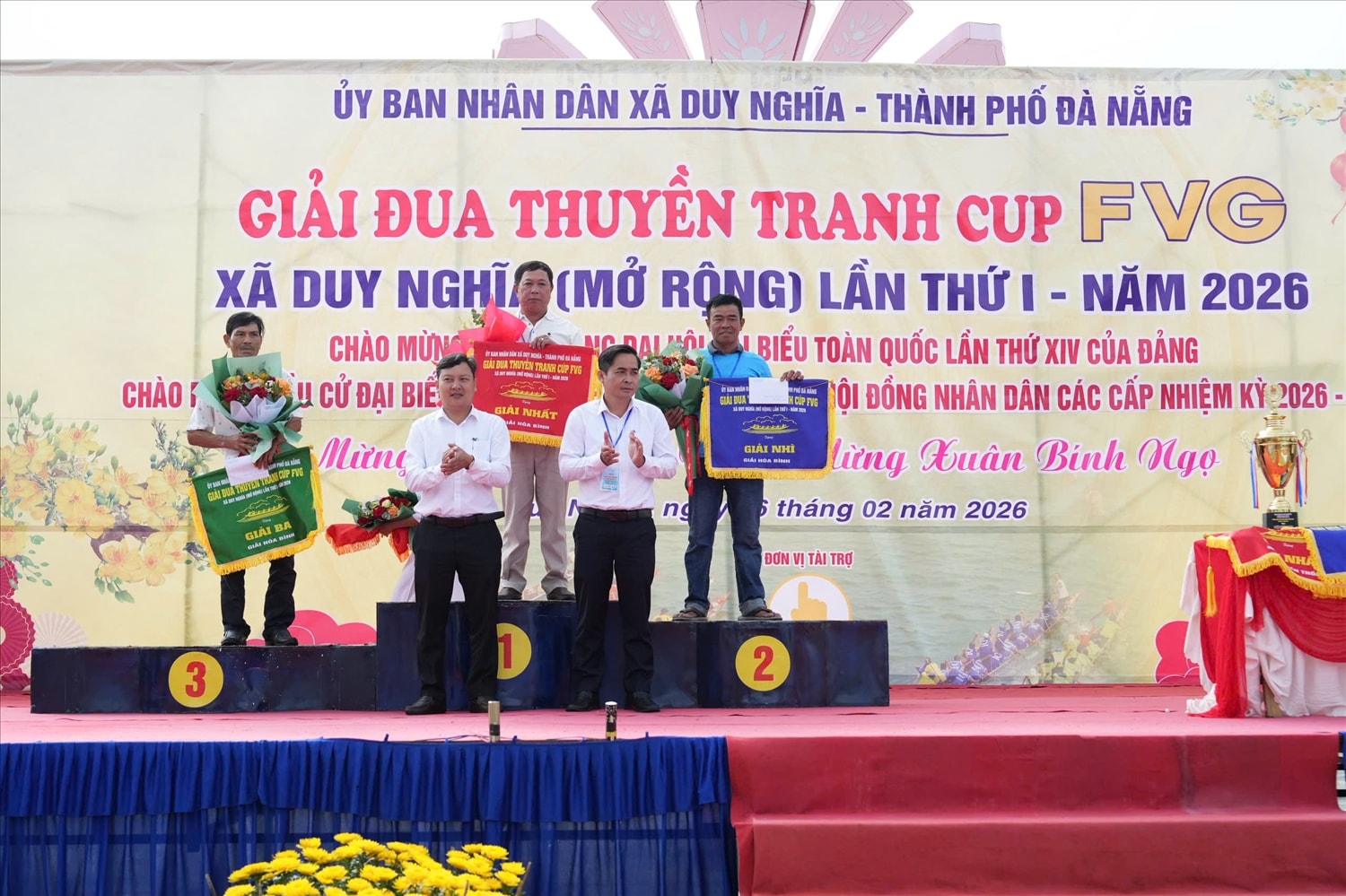 Ban Tổ chức trao giải cho các đội đua thắng cuộc. (Ảnh NT)