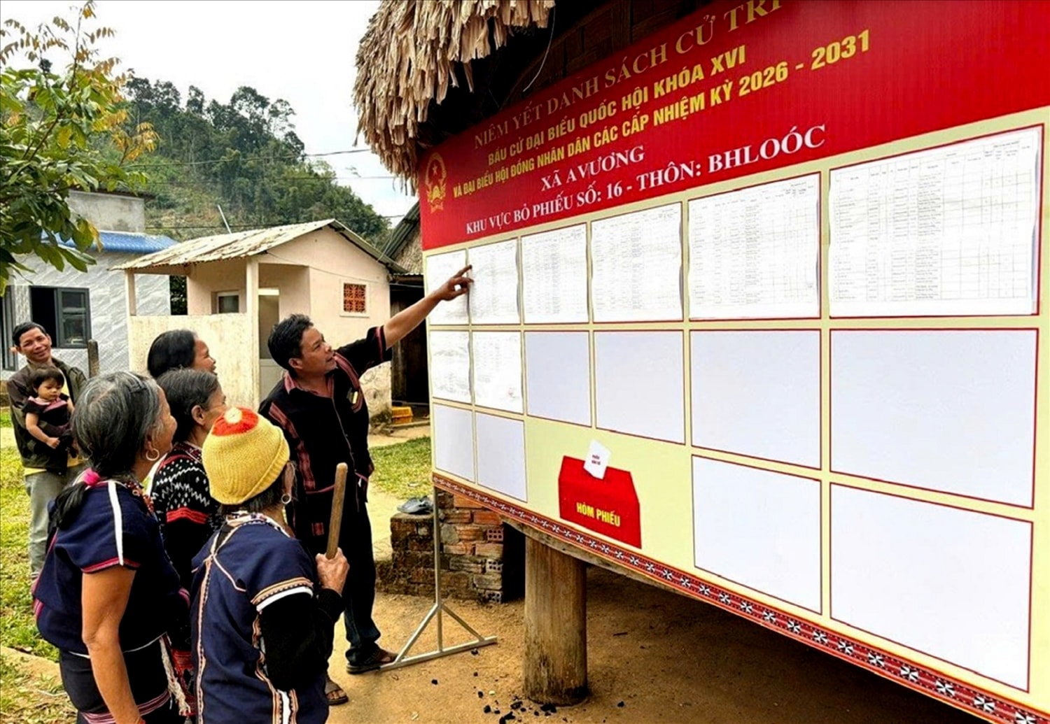 Danh sách cử tri bầu cử Quốc hội khóa XVI và HĐND các cấp được niêm yết trang trọng, rõ ràng tại các thôn bản xa xôi vùng biên giới phía Tây Đà Nẵng.