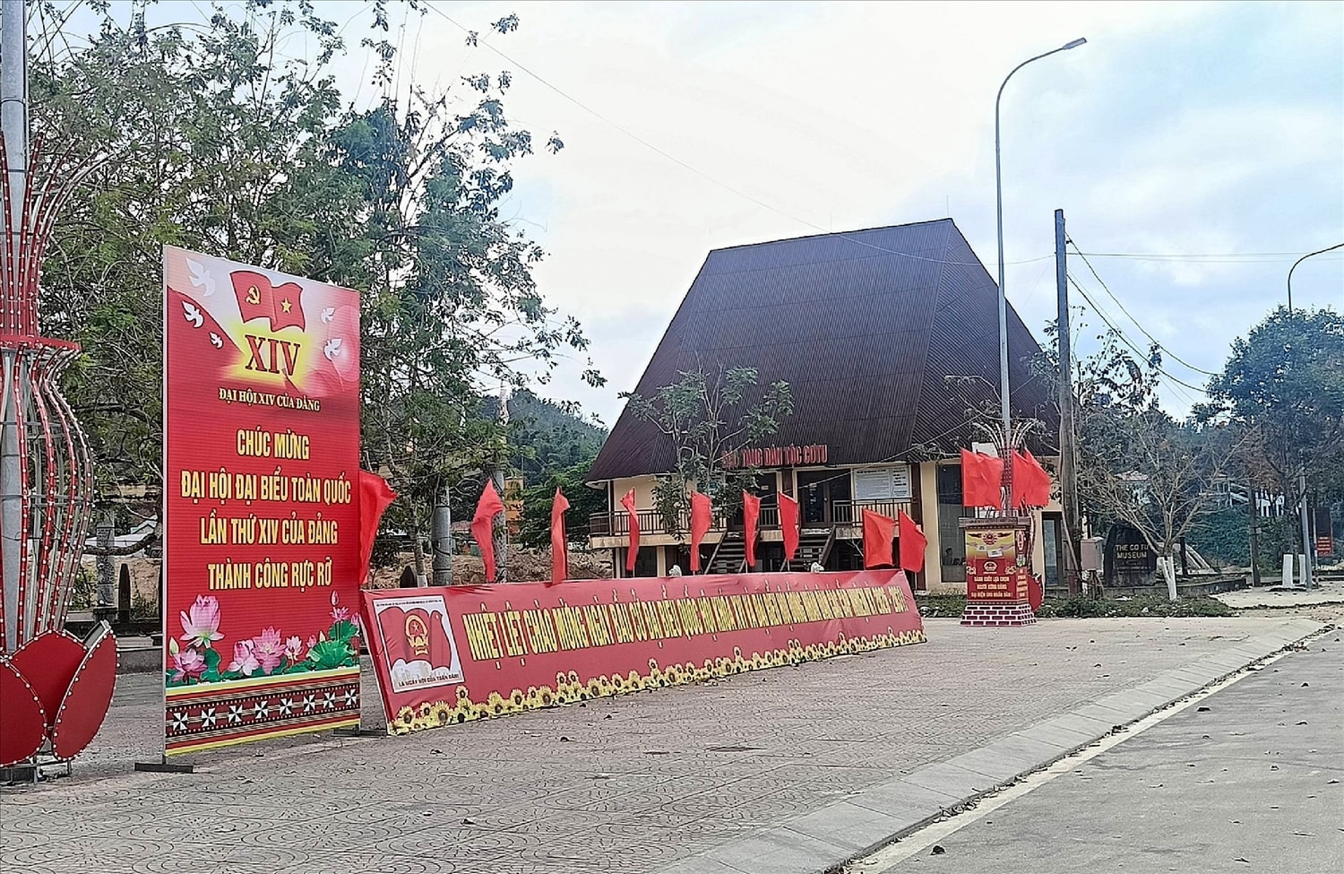 Từ các tuyến đường chính, từ trung tâm xã đến các thôn, sắc đỏ của cờ Tổ quốc xen lẫn với các băng rôn, khẩu hiệu tạo nên một diện mạo hoàn toàn mới. 