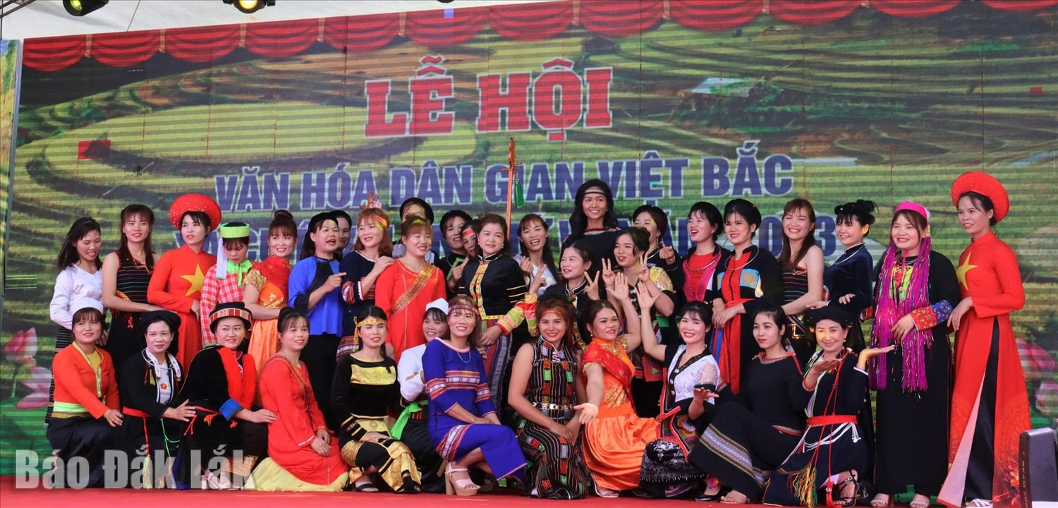 Trình diễn trang phục các dân tộc tại Lễ hội văn hóa Dân gian Việt Bắc. Ảnh: Báo Đắk LắK