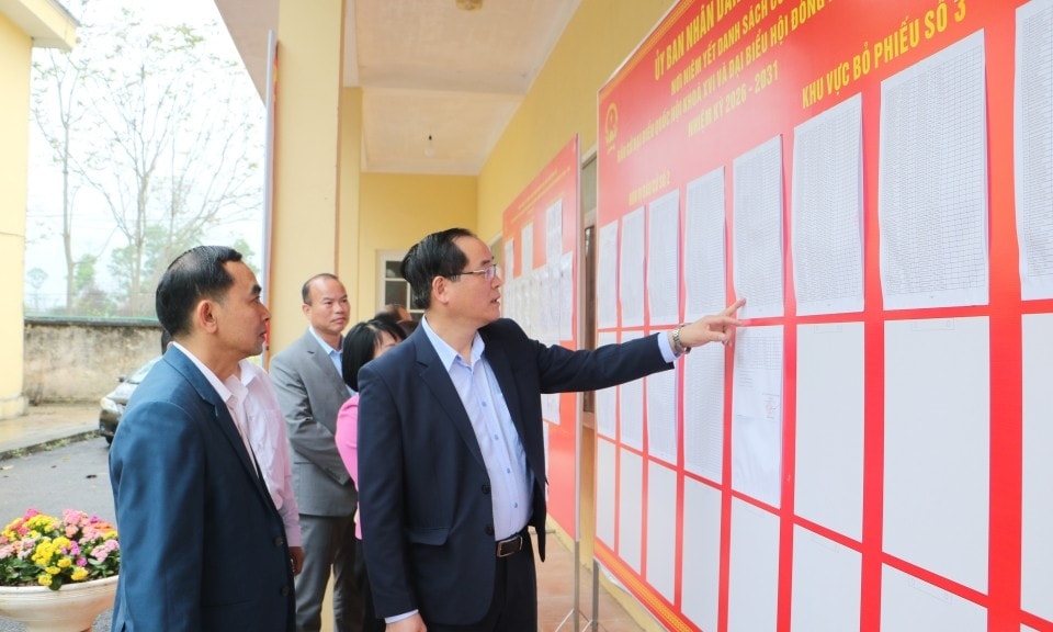 Ông Dương Xuân Huyên, Phó Chủ tịch Thường trực HĐND tỉnh kiểm tra  công tác chuẩn bị bầu cử  tại cơ sở. Ảnh Thanh Mai
