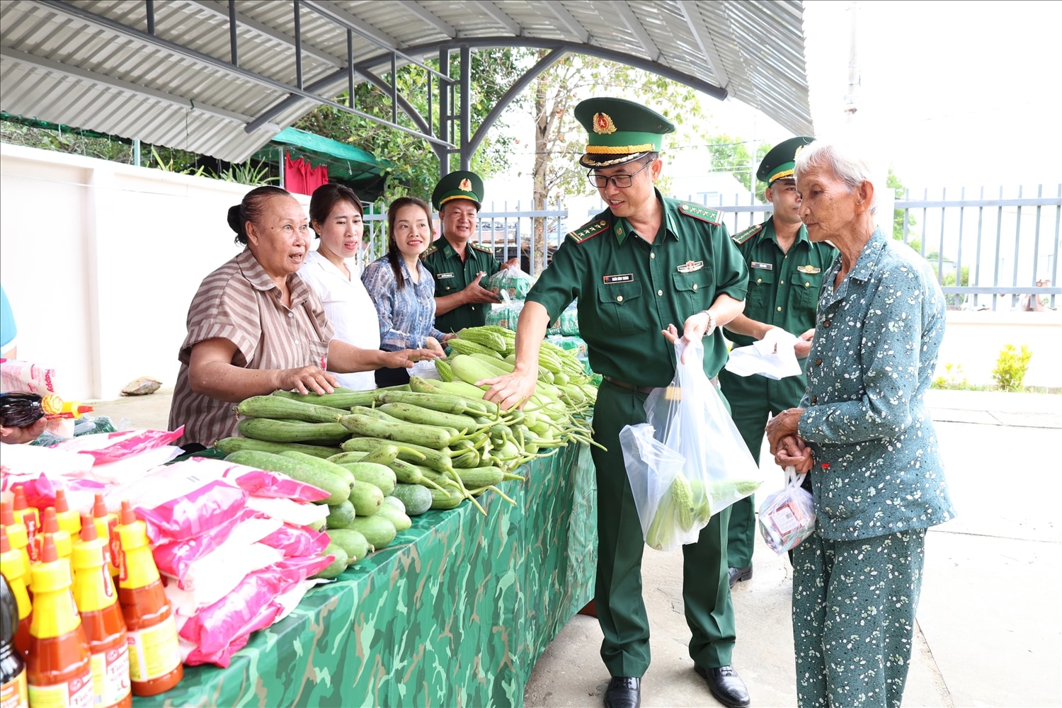 Gian hàng 0 đồng với nhiều nhu yếu phẩm cần thiết cho bà con.