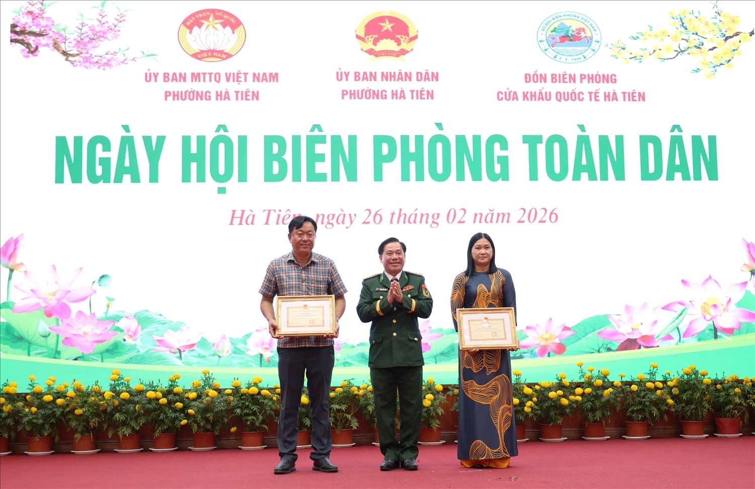 Đại tá Nguyễn Văn Hiệp trao Giấy khen cho 2 tập thể.