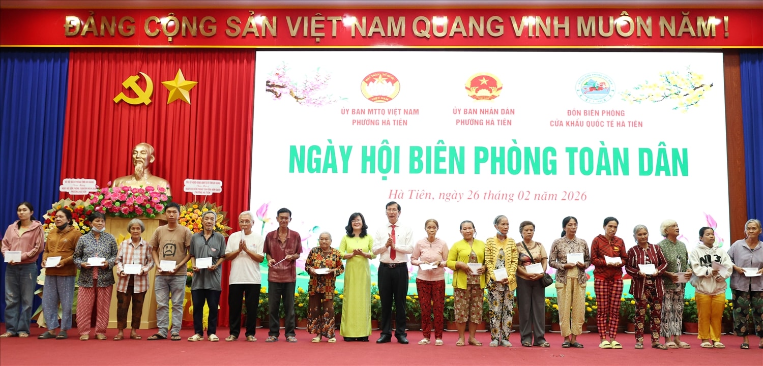 Tặng quà cho các hộ dân có hoàn cảnh khó khăn.