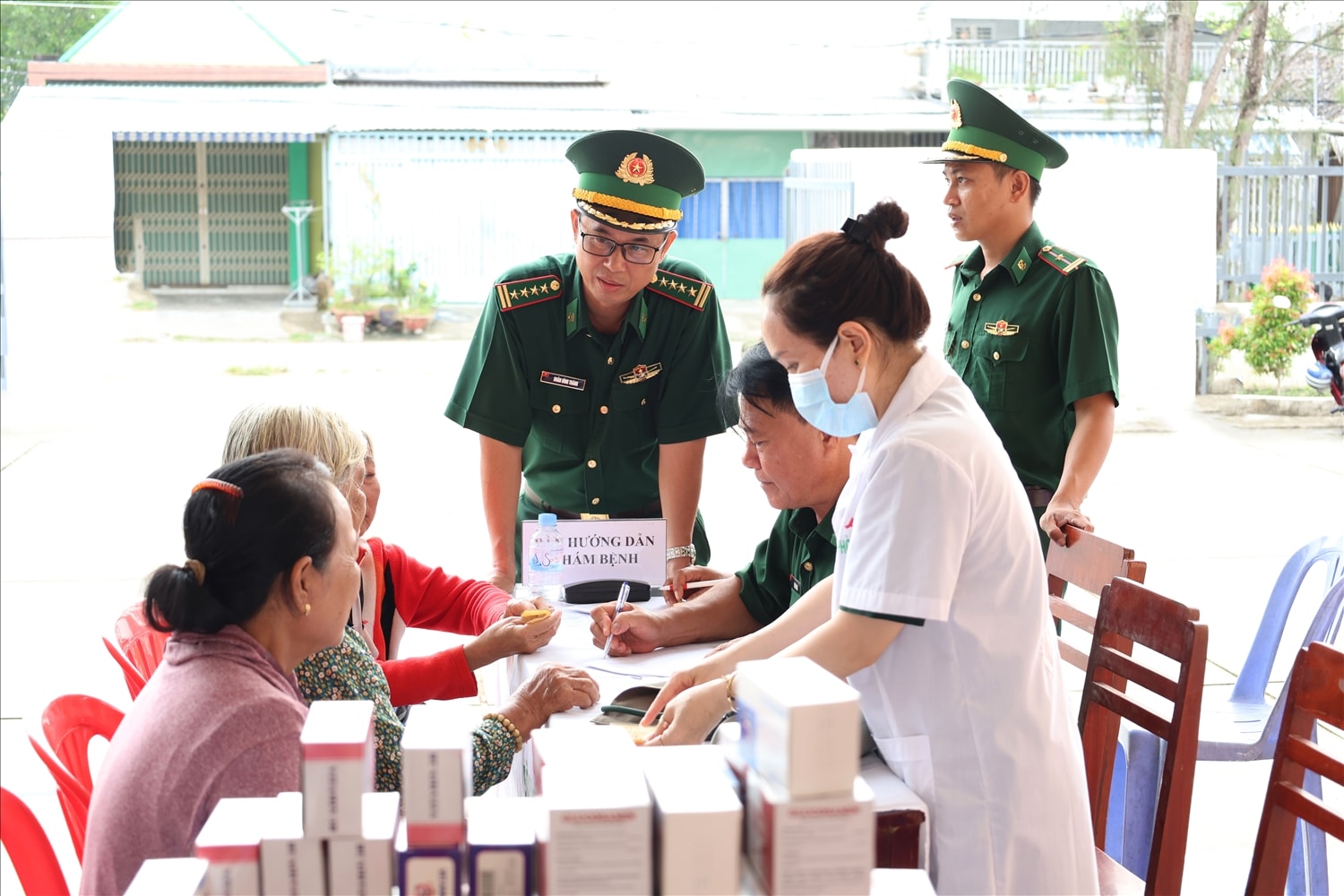 Tư vấn sức khỏe, khám bệnh cho người dân trên địa bàn.