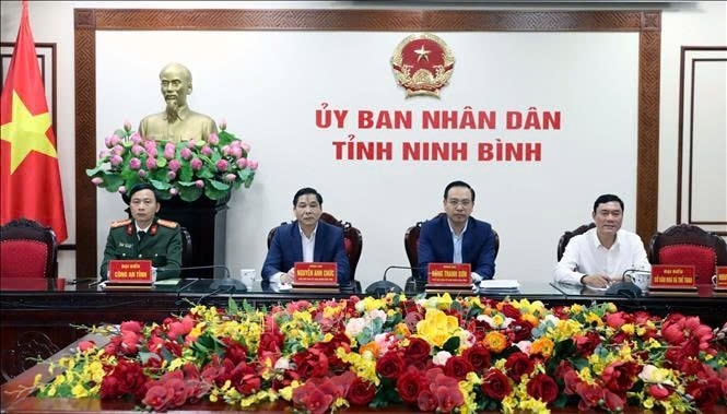 Lãnh đạo UBND tỉnh Ninh Bình chủ trì hội nghị về tổ chức Lễ hội Phát lương tại Đền Trần Thương. Ảnh: TTXVN