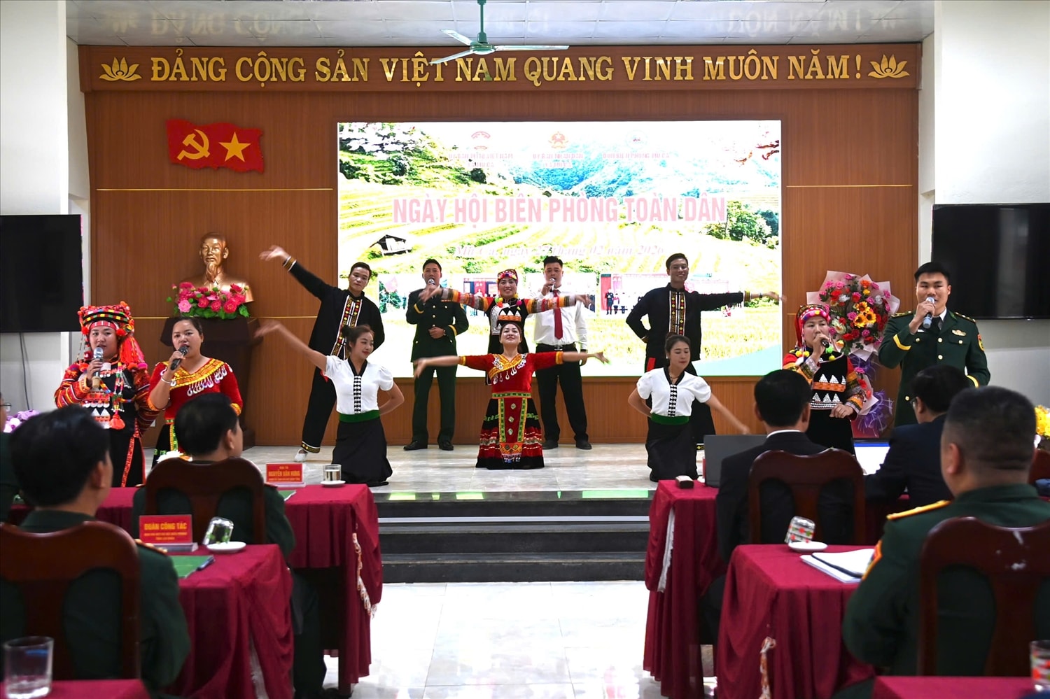 Biểu diễn văn nghệ tại Ngày hội biên phòng toàn dân xã Mù Cả