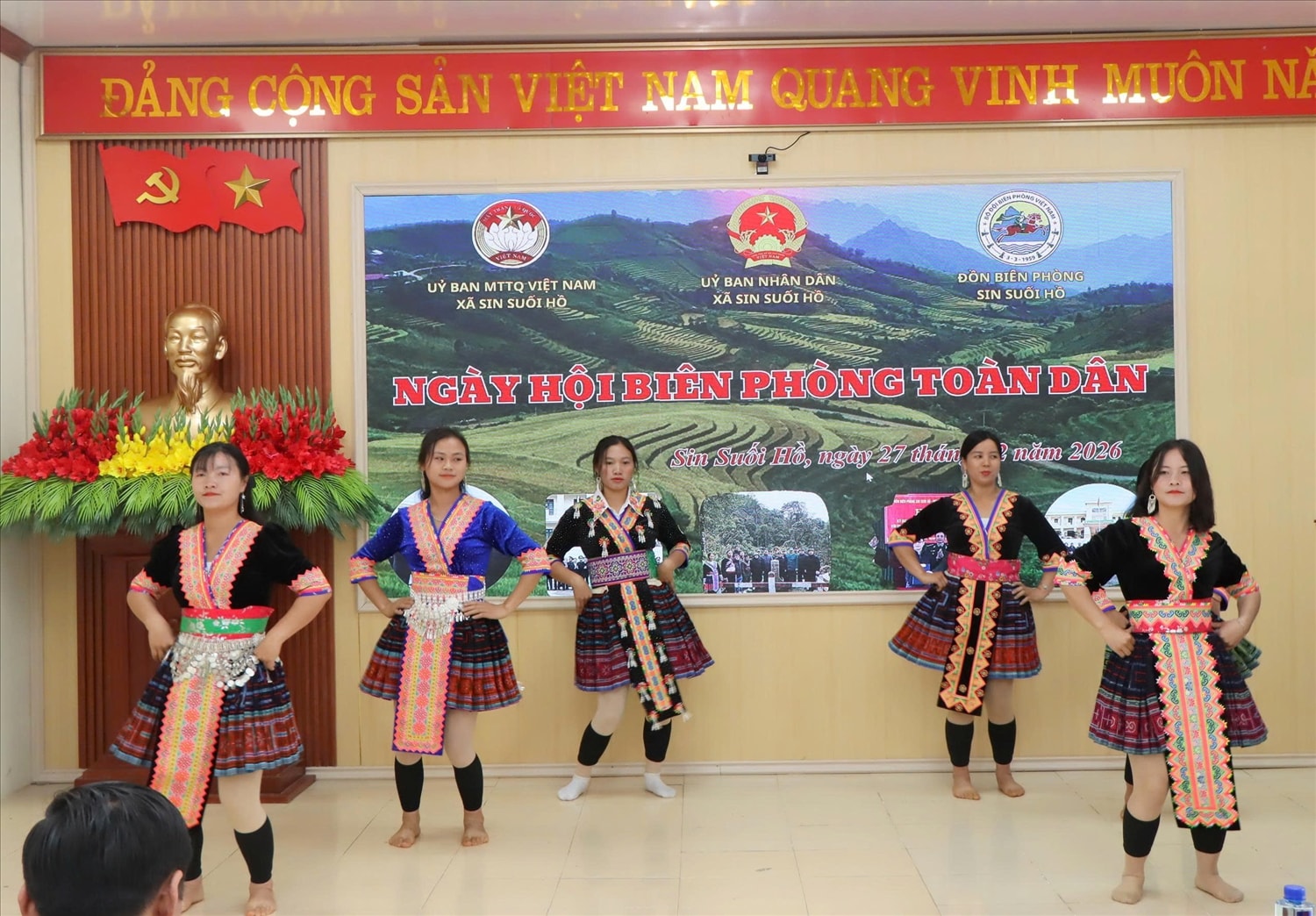 Ngày hội biên phòng toàn dân tại các xã biên giới đã diễn ra chương trình văn nghệ sôi nổi với các tiết mục ca ngợi Đảng, Bác Hồ, bản sắc văn hóa các dân tộc