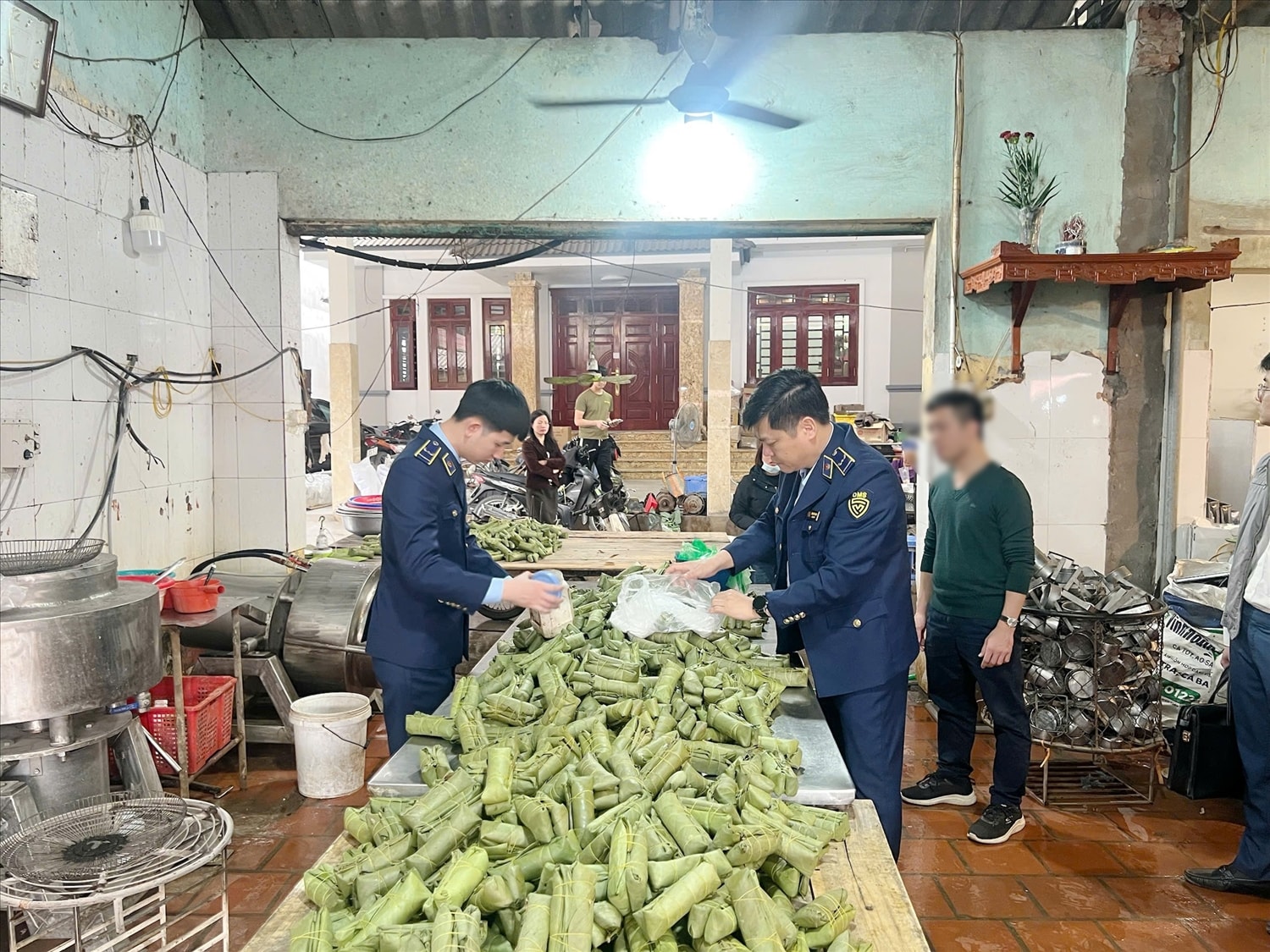 Lực lượng chức năng kiểm tra, làm việc tại cơ sở có dấu hiệu vi phạm quy định về an toàn thực phẩm.