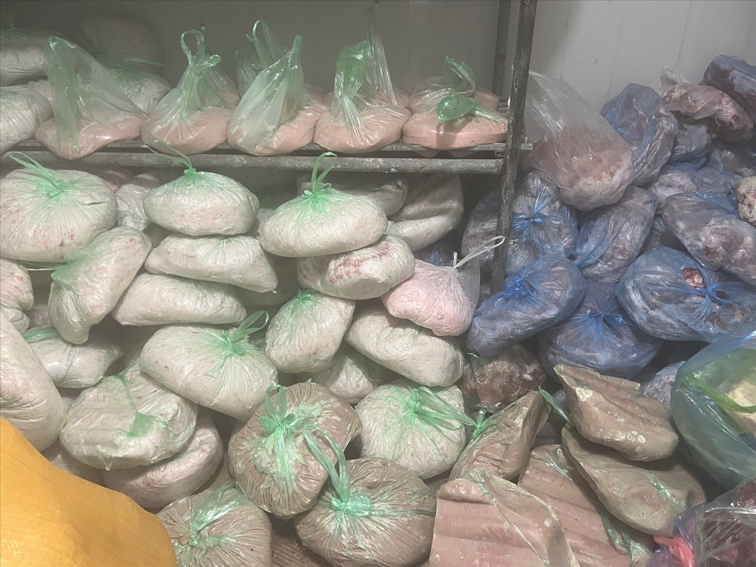Số hàng hóa thành phẩm, nguyên liệu, phụ gia cùng máy móc, công cụ sản xuất bị lập biên bản tạm giữ để phục vụ điều tra.