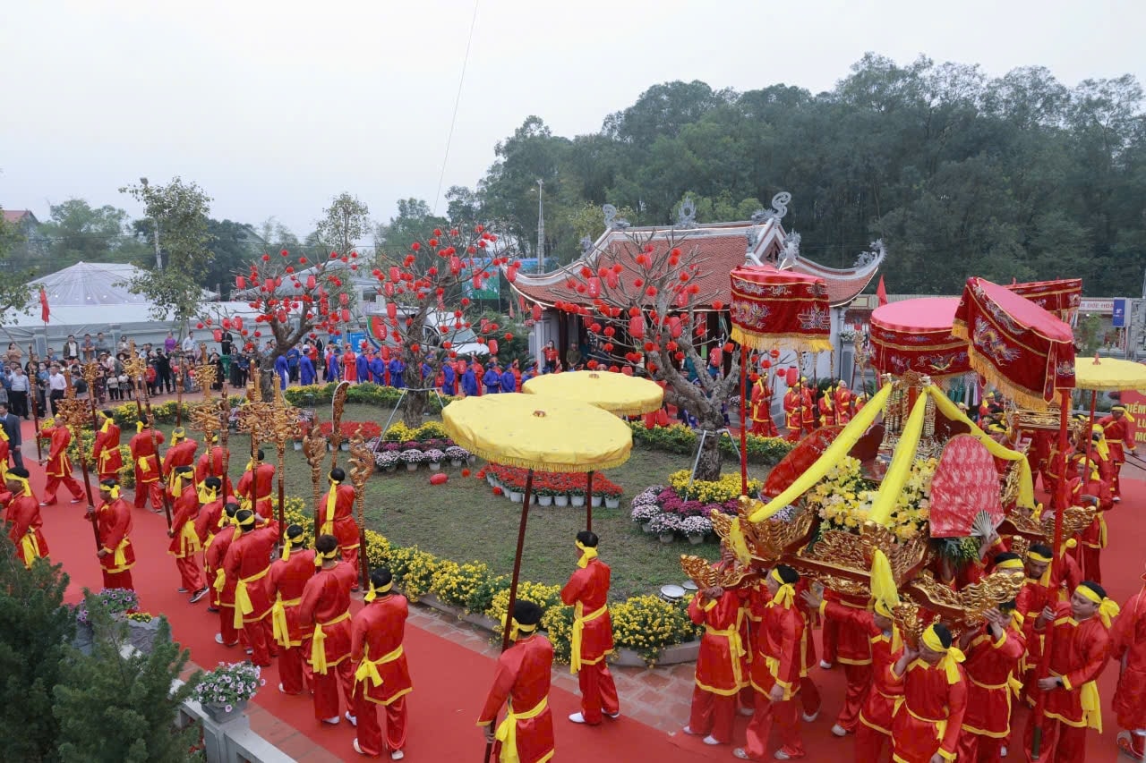 Điểm thu hút của phần Lễ là nghi thức rước kiệu và tế lễ truyền thống được tổ chức trang trọng ngay tại sân đền. (Ảnh: Thế Toàn)