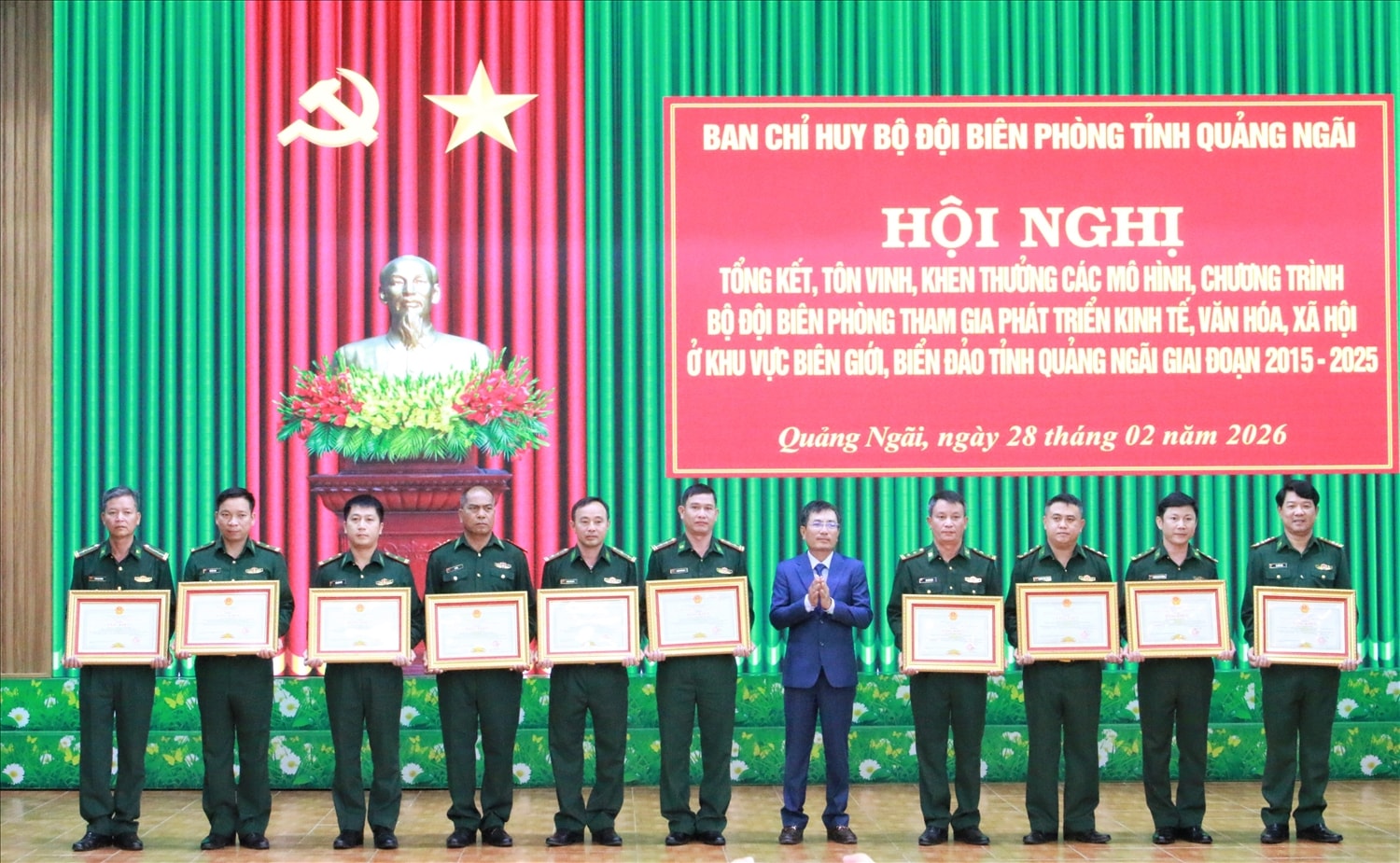 Phó Chủ tịch UBND tỉnh Quảng Ngãi Nguyễn Ngọc Sâm trao Bằng khen của UBND tỉnh cho 10 cá nhân có thành tích xuất sắc. (Ảnh: Ngọc Chí)