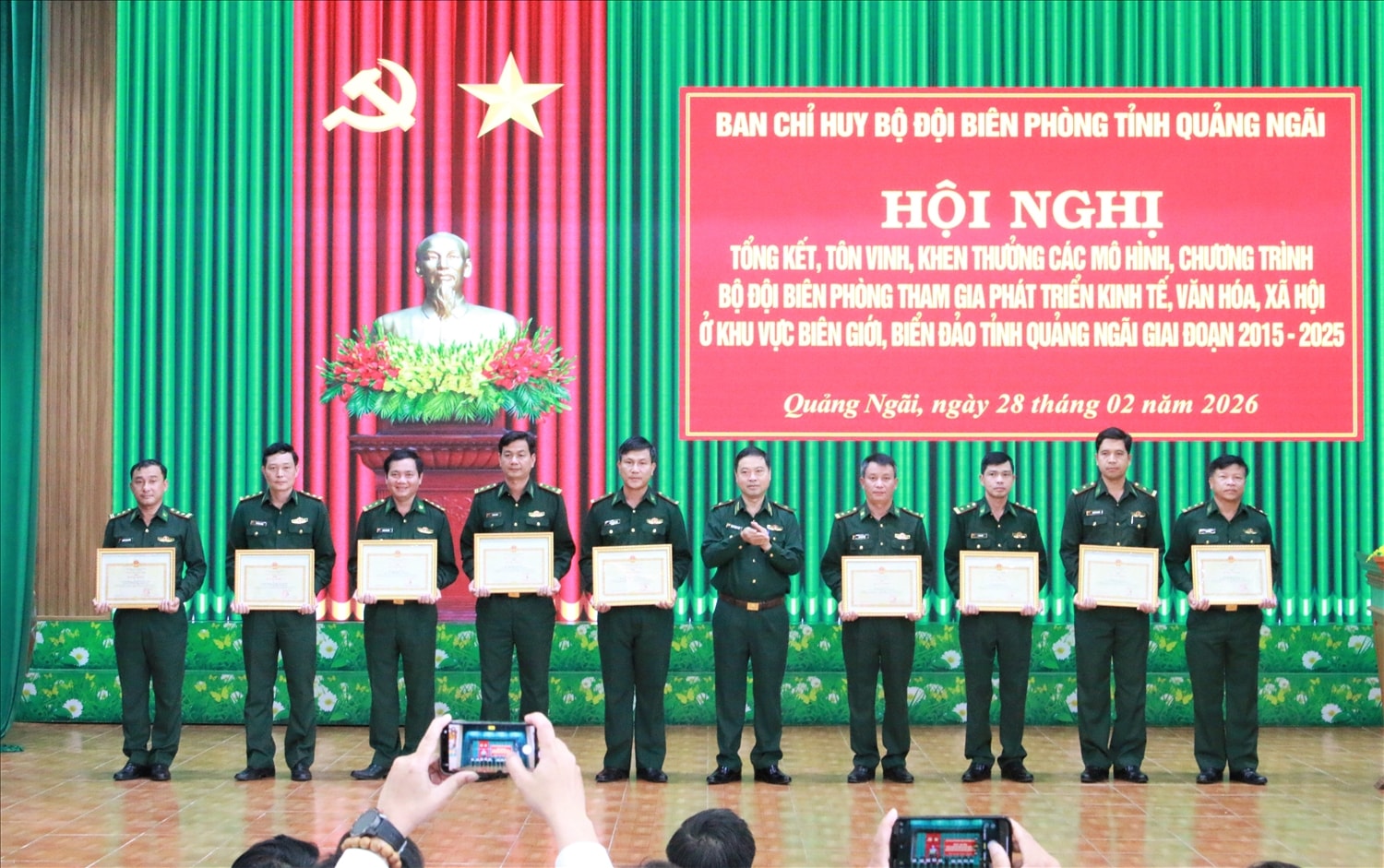 Thiếu tướng Trần Ngọc Hữu - Phó Tư lệnh Bộ đội Biên phòng trao Bằng khen của Bộ Tư lệnh Bộ đội Biên phòng cho 9 tập thể có thành tích xuất sắc. (Ảnh: Ngọc Chí)