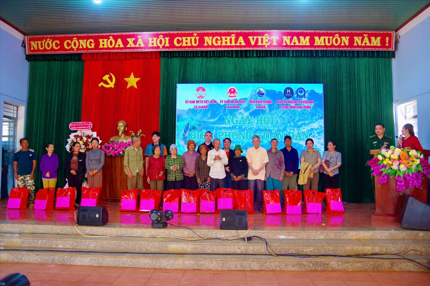 Ban tổ chức Ngày hội trao quà cho các gia đình chính sách trên địa bàn xã Ia Nan